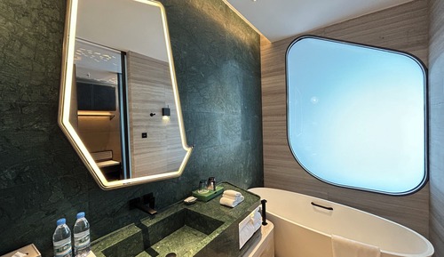 Deluxe Room, 1 King Bed, City View