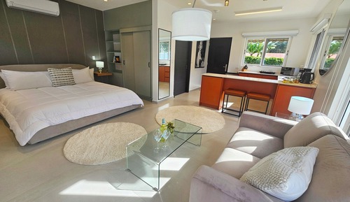 Deluxe Suite, 1 King Bed, Garden View