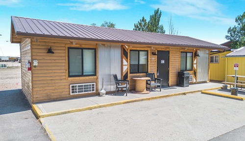 Cabin Suite, Single Queen, Single King, Pull Out Sofa, Kitchen, Dog Friendly, No Smoking