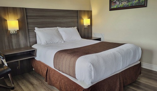 Standard Room, 1 Queen Bed