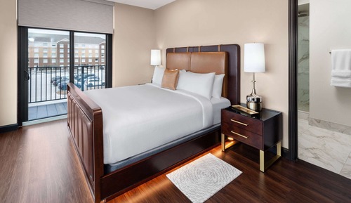 Signature Suite, 1 King Bed, Non Smoking