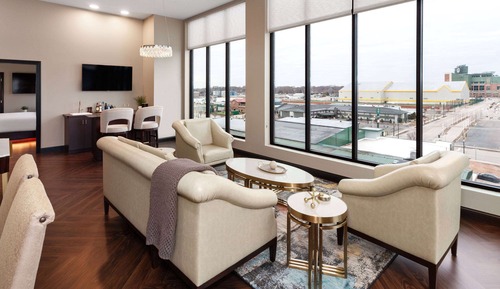 Signature Suite, 1 Queen Bed, Accessible (Mobility, Roll-In Shower, NSMK)