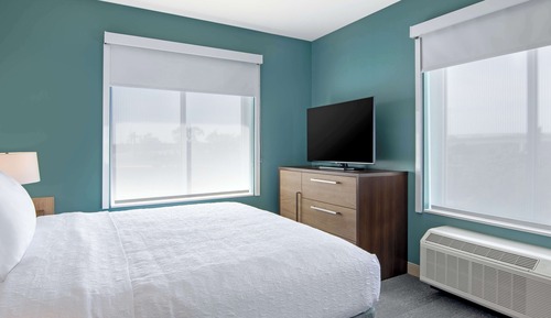 Suite, 1 King Bed, Accessible (Hearing)