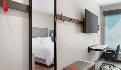 Standard Room, 1 King Bed, Roll-in Shower (Communications)