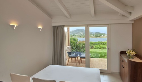 Deluxe Room, 1 King Bed, Lagoon View