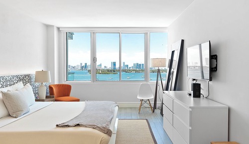 Deluxe Studio Suite, 1 King Bed, Balcony, Bay View