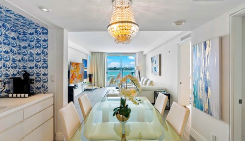 Premium Studio Suite, 1 King Bed, Balcony, Bay View