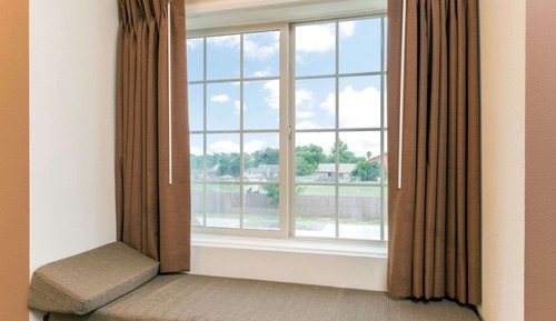 Suite, 1 Queen Bed, Accessible, Non Smoking (Mobility,Hearing,Roll-In Shower)