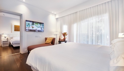 Connecting Room