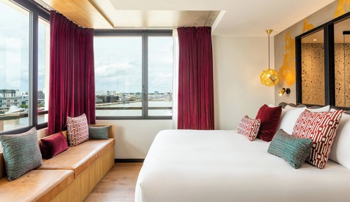 Room, 1 King Bed, Corner (La Galerie)