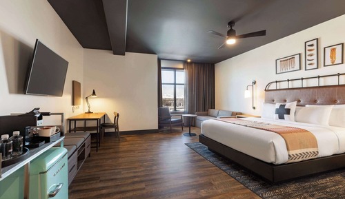 Junior Suite, 1 King Bed, Non Smoking, Mountain View
