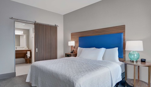 Suite, 1 King Bed, Accessible, Bathtub