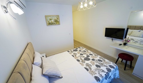 Deluxe Room, 1 King Bed, Non Smoking, Garden View