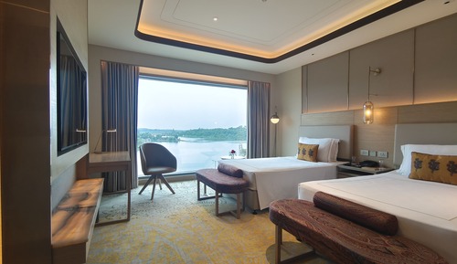 Deluxe Room, 2 Twin Beds, Lake View