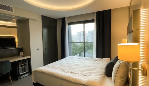 Deluxe Room, 1 King Bed, City View