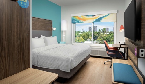Basic Room, 1 King Bed