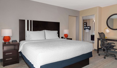 Suite, 1 King Bed, Accessible (Hearing)