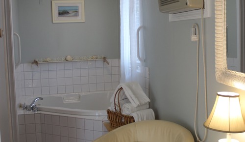 Fireside Jacuzzi Queen Room First Floor Only