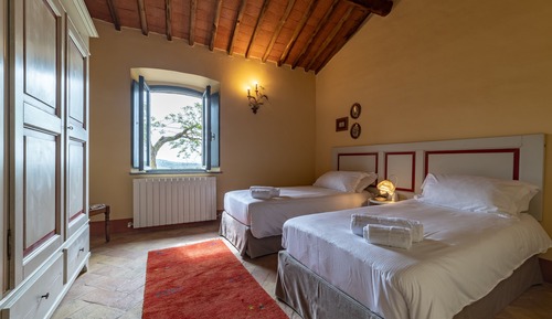 Traditional Apartment, 2 Bedrooms, Fireplace, Vineyard View