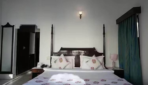Heritage Queen Room