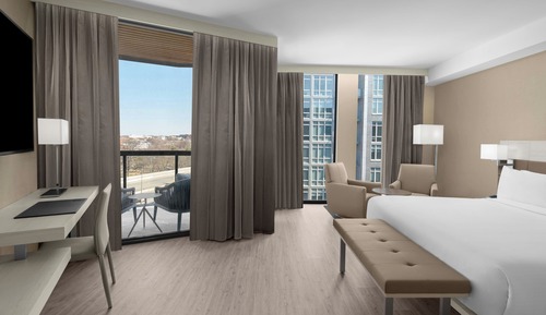Room, 1 King Bed, Balcony (Hearing Accessible)