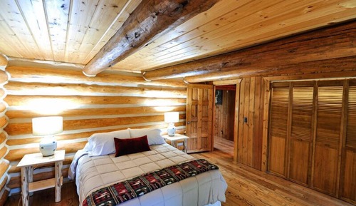 House, 5 Bedrooms w/ Apartment