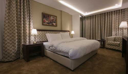 Honeymoon Suite