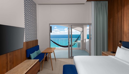 Premium Ocean View Suite - 1 King 2 Murphy Beds