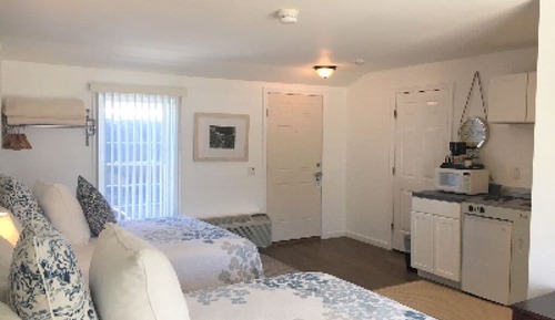 Premium Cottage, Private Bathroom (2 Queens w/Kitchenette )