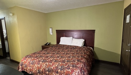 Basic Single Room, 1 King Bed, Smoking