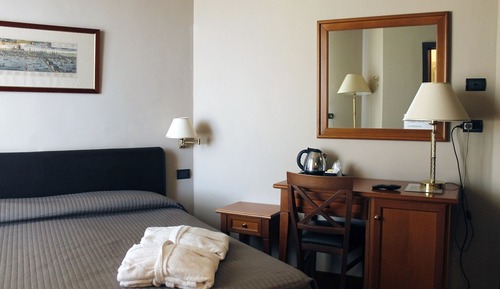 Standard Double Room, 1 Queen Bed, Garden View (Senza accesso Spa)
