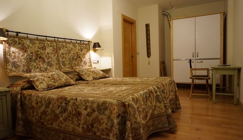 Double Room, 1 Bedroom (With small kitchen)