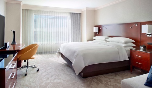 Room, 1 King Bed (Mobility/Hearing Access, Roll-In Shwr)