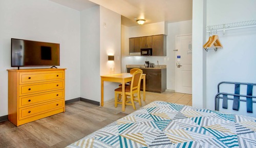 Deluxe Room, 1 Queen Bed, Accessible, Non Smoking