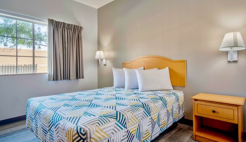 Deluxe Room, 1 Queen Bed, Non Smoking, Kitchenette