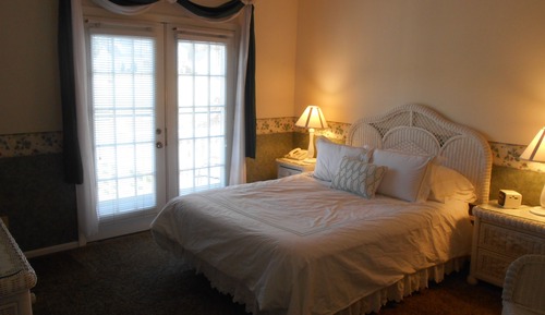 Room, 1 Queen Bed (Wicker)