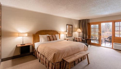 1 King Bed, River View (Deluxe Top Floor)