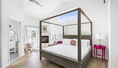 Signature Studio Suite, 1 King Bed, Balcony, Partial Ocean View (Pet Friendly)