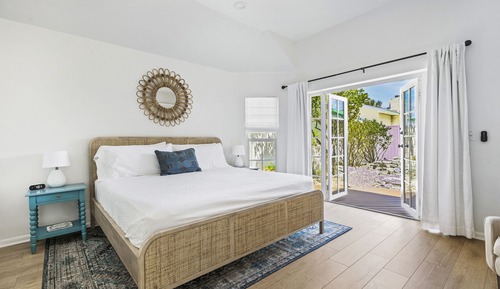 Superior Studio Suite, 1 King Bed, Garden View (Pet Friendly)