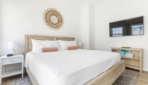 Deluxe Suite, 1 King Bed, Partial Ocean View (Non-Pet Room)