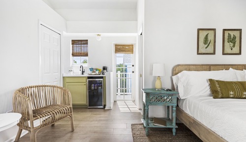Deluxe Studio Suite, 1 King Bed, Balcony, Partial Ocean View (Non-Pet Room)