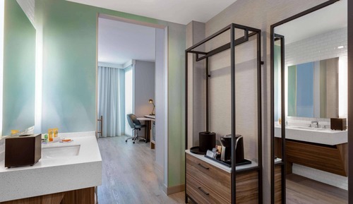 Room, 1 King Bed, Accessible, Non Smoking (Mobility/Hearing, Roll-in shower)