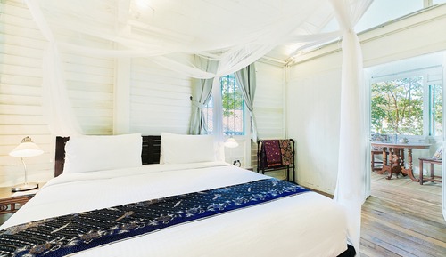 One Bedroom Suite - Colonial House 3