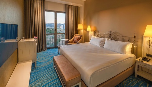Suite, 1 King Bed, Smoking, Corner (Mountain View)