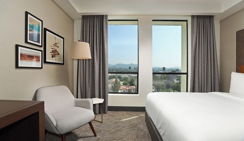 Room, 1 King Bed (Mobility/Hearing Access, Roll-In Shwr)