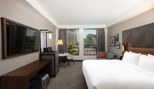 Deluxe Room, 1 King Bed (Mobility/Hearing Accessible, Tub)