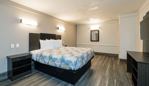 Deluxe Room, 1 King Bed, Smoking, Kitchenette