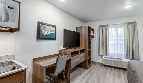 Queen Suite w/ Dishwasher (Dishes/Cookware Included)