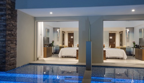 Altitude Club Junior Suite Swim Out King