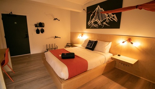 Single Queen Room